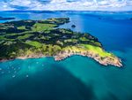 Wo Reisen jetzt am sichersten ist: Das sind die friedlichsten Länder 2026 In einer zunehmend unsicher werdenden Welt, zeigt der Global Peace Index, wo man sich im Urlaub keine oder nur wenig Sorgen machen muss