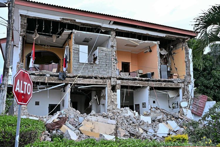 Ein zerstörtes zweistöckiges Gebäude, das als Gouverneursbüro von Penonomé diente, nach einem Erdbeben der Stärke 7,6 in Penonomé, Panama, am 9. Oktober 2026. Betontrümmer und Schutt sind sichtbar, einige Wände und Decken sind eingestürzt. Im Vordergrund ein Stopp-Schild mit der Aufschrift 