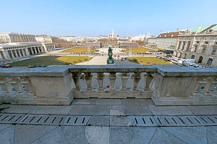 Ein Blick vom Balkon oder Altan am Heldenplatz an der Hofburg, auch bekannt als 'Führerbalkon', von dem aus 1938 der sogenannte 'Anschluss' an das Deutsche Reich verkündet wurde.
