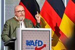 "Impertinentes Verhalten": AfD-Politiker streitet wegen russischer Armeetasse mit "Bild"-Reporter "Hören Sie mit dieser blöden Tasse auf", sagt der AfD-Politiker Hans-Thomas Tillschneider auf Fragen von Paul Ronzheimer. Dieser fand Erstaunliches in dessen Wahlkampfbüro