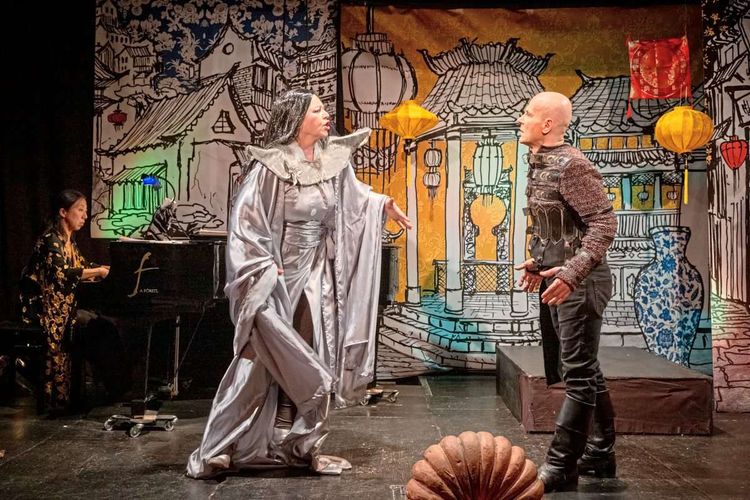 Turandot (Annette Fischer) und Tartarenprinz Kalaf (Stefan Fleischhacker) liefern sich auf der Bühne ein hitziges Gefecht.
