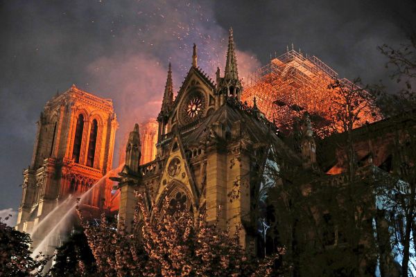 brand in notre dame kathedrale unter kontrolle macron kundigt wiederaufbau an weltchronik derstandard at panorama