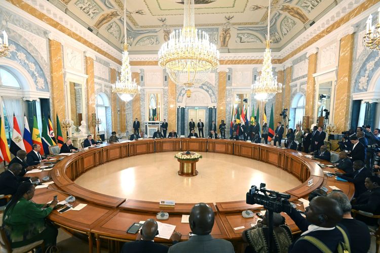 Ein vorbereitendes Treffen Wladimir Putins (links) mit Delegationen afrikanischer Staaten gab es bereits im Juni.