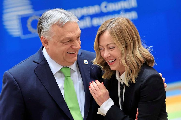Ungarns Viktor Orbán und Italiens Giorgia Meloni umarmen sich am Rande des Europäischen Rates.