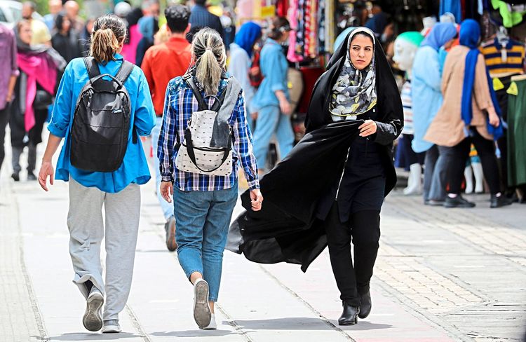 Zwei Frauen in Teheran ohne Kopftuch, eine mit