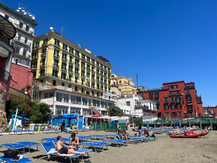 Klassizistische Fassaden am Strand von Neapel