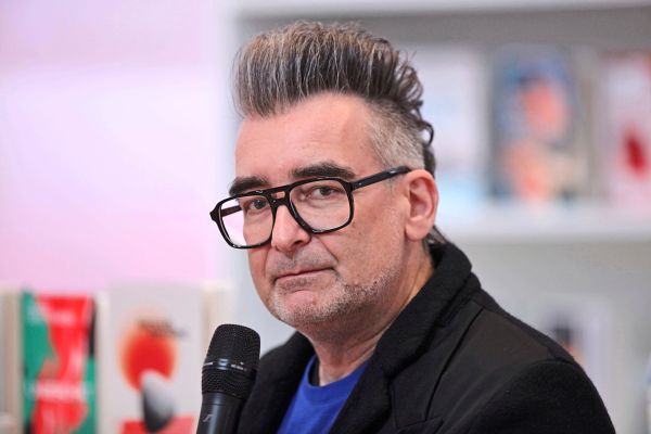 Wie-Romancier-Michael-Stavari-im-Weltall-die-Druckerschw-rze-findet