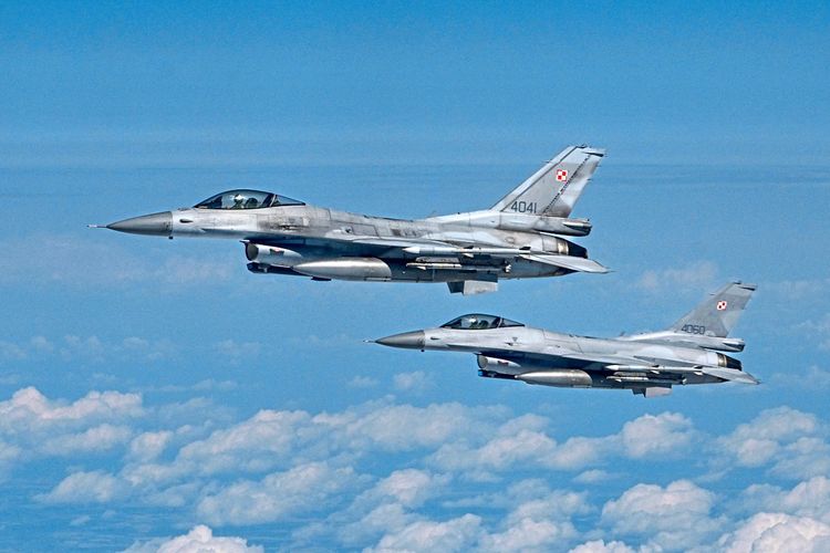 Zwei F-16 bei einer NATO-Übung