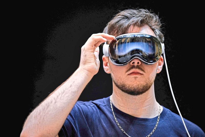 "Sammelt nur Staub": Besitzer bereuen Kauf von Apples Vision Pro