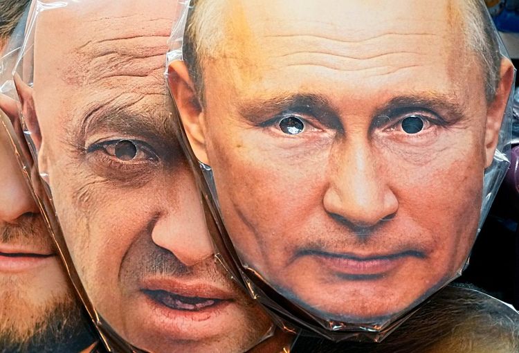 Masken von Jewgeni Prigoschin und Wladimir Putin 