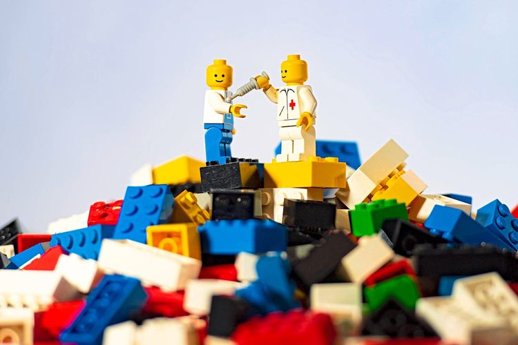 Zwei Lego-Figuren stehen auf einem Lego-Berg. 