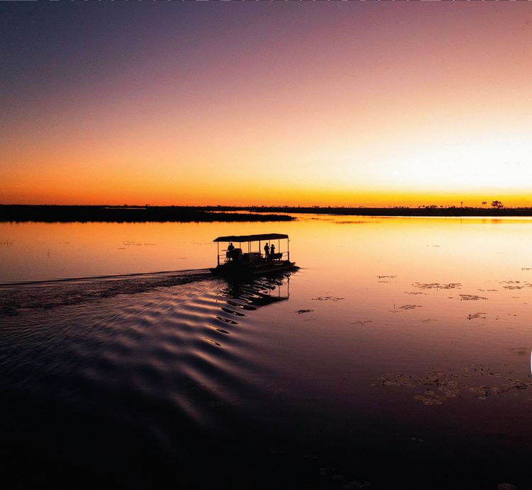 Am Linyanti-Fluss in Botswana haben Pontonboote vielfach die traditionellen Mokoro-Kanus ersetzt.