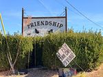 Die USA beim Wort genommen – Nächste Ausfahrt: Hope, Friendship, Equality Auf allen Kanälen nur: Trump. Dabei gibt es in den USA ein Leben abseits der Eskalation – in verheißungsvollen Orten wie Hope oder Equality. Vor den Zwischenwahlen besuchen wir diese Orte