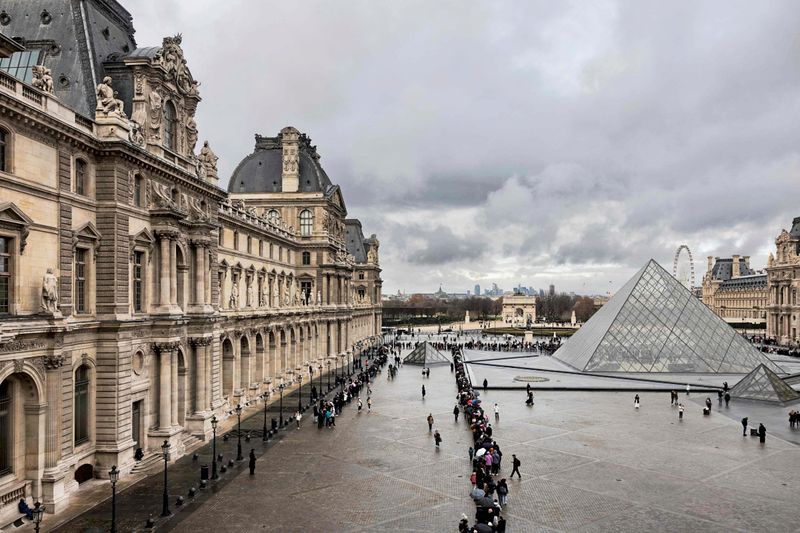 Nach Louvre-Einbruch: Museum soll mobilen Polizeiposten bekommen