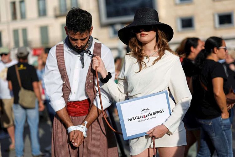 Eine Frau, verkleidet als Immobilienvertreterin - und ein geknechteter Spanier