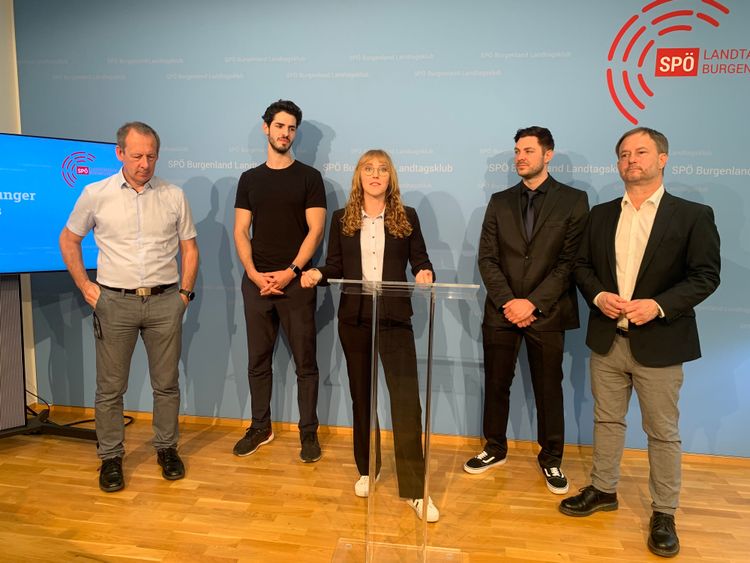 Gerald Herowitsch-Trinkl, Georg, Alexandra Weiss und Alexandro Kluger vom Verein Careleaver Österreich und SPÖ-Burgenland Klubobmann Roland Fürst bei einer Pressekonfrerenz.