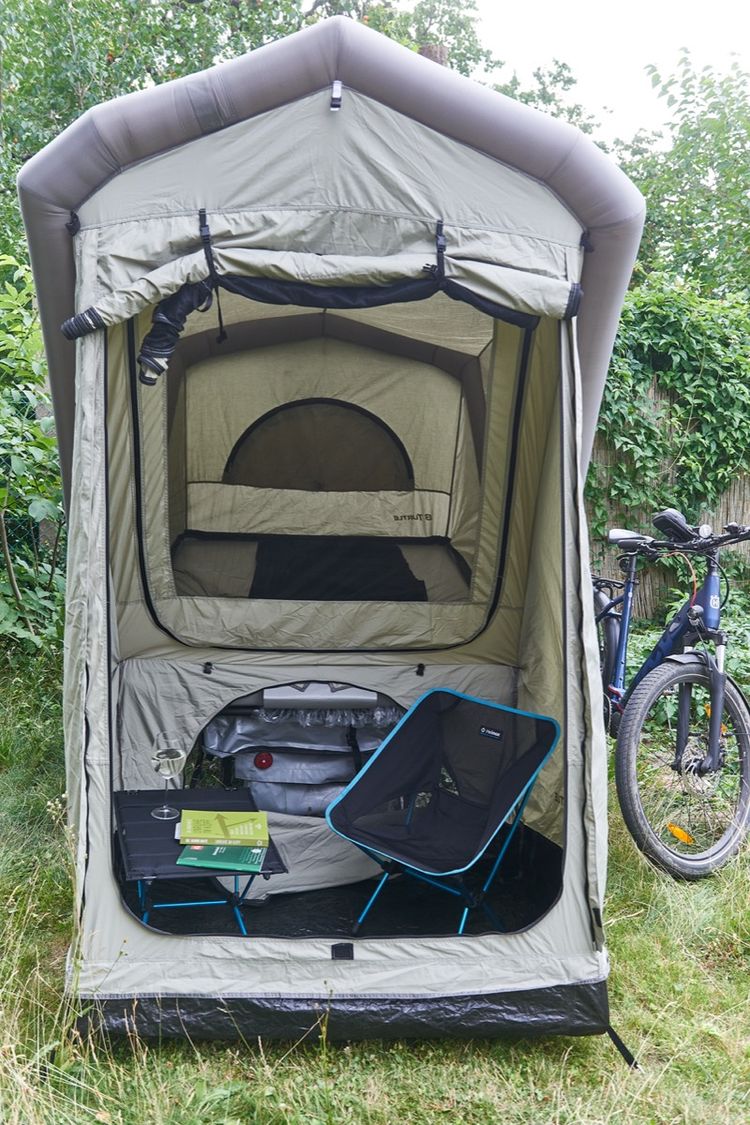 Das Gepäck Wird Auf Dem Boden Hinter Einem Zelt Zum Campen