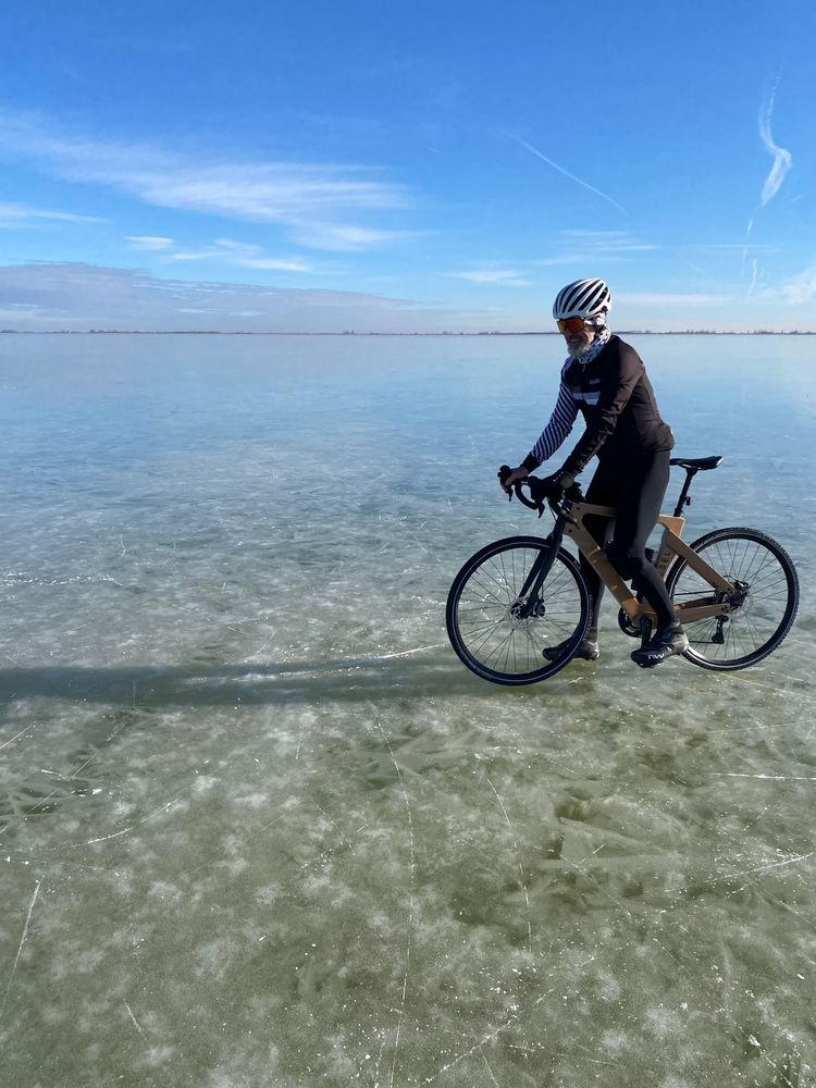 Christian Gemmato mit seinem Fahrrad am zugefrorenen Neusiedler See.