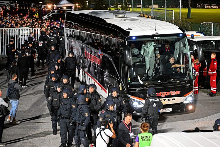 Der Salzburg-Bus fährt auf das Stadion zu.