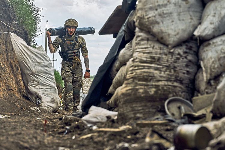 Soldat Ukraine Bachmut Kanone