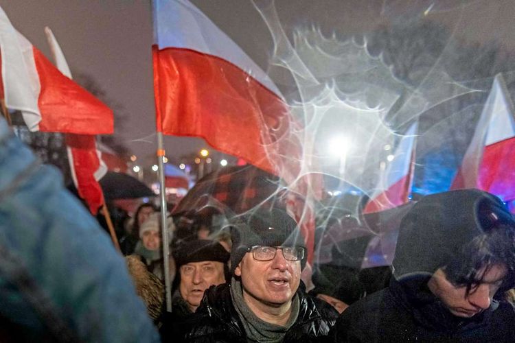 PiS-Demonstration vor dem staatlichen Fernsehen in Warschau