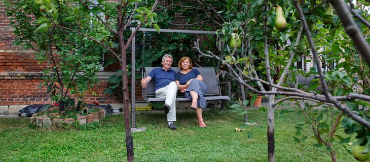Michael und Heike Wolf in ihrem Obstgarten, den sie in den letzten 20 Jahren angelegt haben.