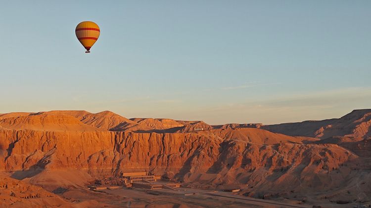 Herrliche Ballonfahrt in Luxor mit Blick auf den Tempel der Hatschepsut im Jänner 2024.