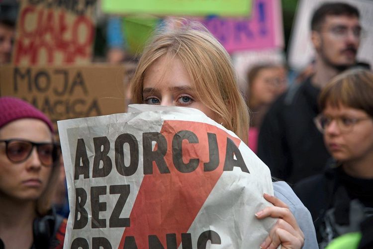 Eine Polin bei einem Protest gegen das restriktive polnische Abtreibungsgesetz. 