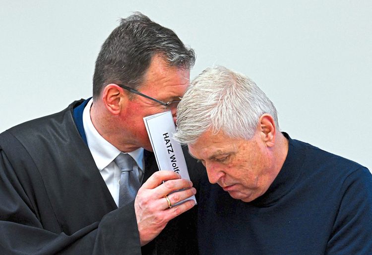 Der angeklagte Wolfgang Hatz mit seinem Verteidiger beim Prozess.