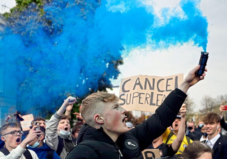 Chelsea-Fans protestierten nahe der Stamford Bridge zu London gegen die Pläne für eine Super League.