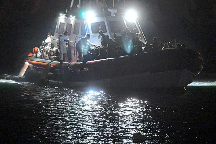 Boot vor Lampedusa mit Migranten