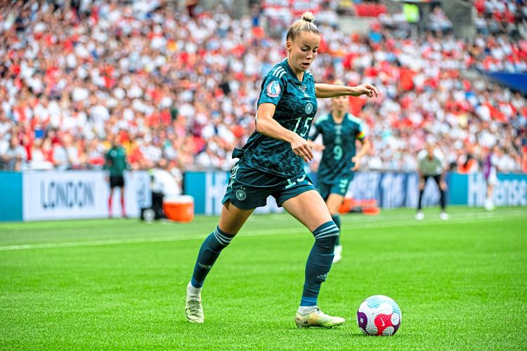 Die deutsche Fußballerin Giulia Gwinn kurz vor einem Schuss bei der EURO 2022 gegen England.