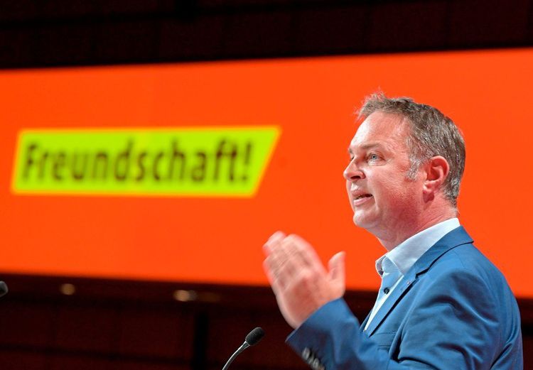SPÖ-Chef Andreas Babler vor einen roten Hintergrund mit den Worten 