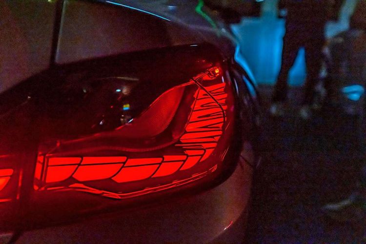 Die roten Rücklichter eines Autos