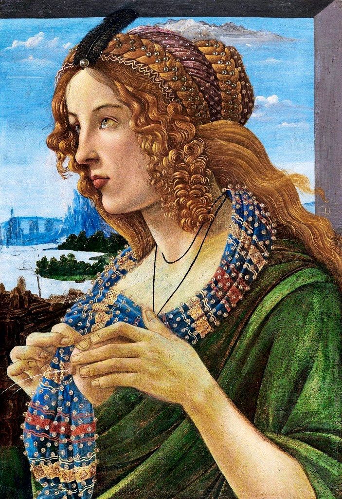 Gemälde einer Frau mit welligem, rötlichem Haar, das aufwendig mit einem Haarband geschmückt ist. Sie trägt ein grünes Gewand mit detailliert verziertem Halstuch und hält ein Nähprojekt in den Händen. Im Hintergrund ist eine Landschaft mit Himmel, Bergen und Gewässern zu sehen.