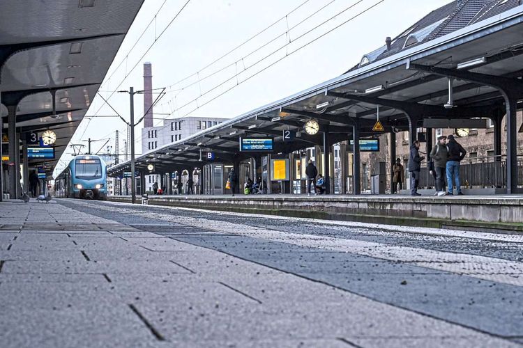 Zug am Bahnhof Bielefeld
