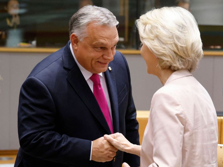 Orbán, Von der Leyen schütteln Hände