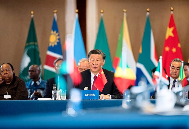 Chinas Präsident Xi Jinping am Konferenztisch