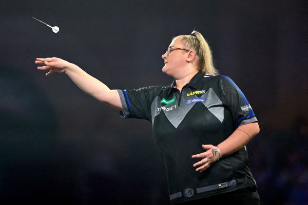 Beau-Greaves-wirft-im-Duell-mit-Mensur-Suljovic-als-erste-Frau-einen-Neundarter