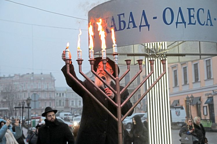 Oberrabbiner Avraham Wolff entzündet Kerzen an der Menora am Primorski Boulevard in Odessa.