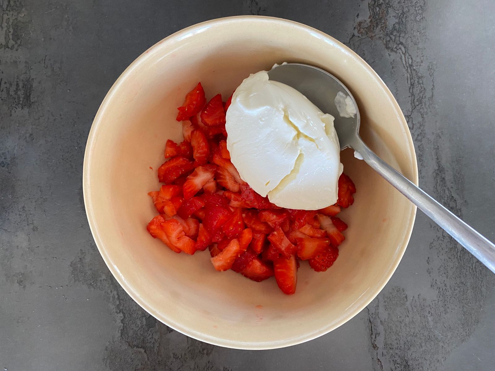 Rezept für virale Erdbeer-Joghurt-Haufen - Desserts &amp; Süßspeisen ...