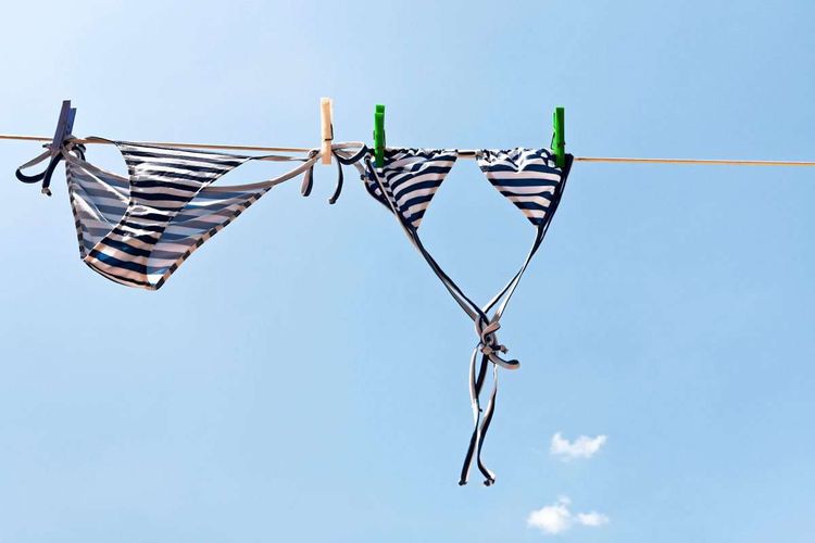 Nasser Bikini hängt auf Wäscheleine