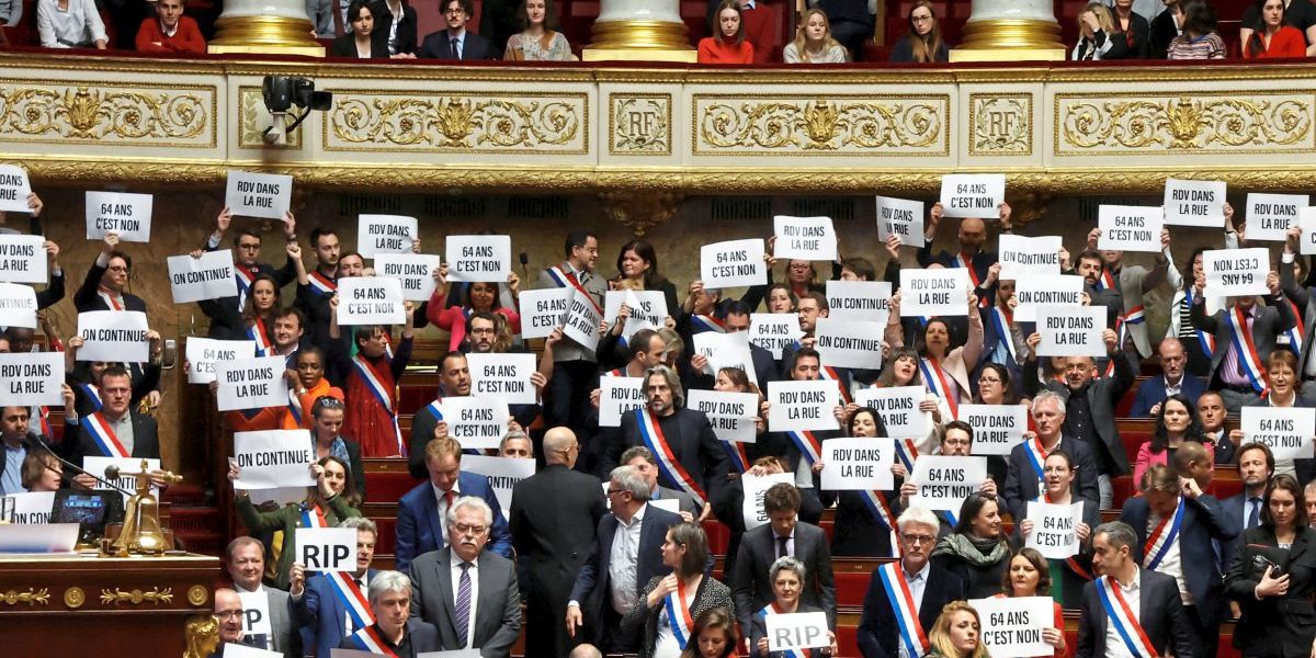 Frankreichs Regierung übersteht Misstrauensvotum knapp