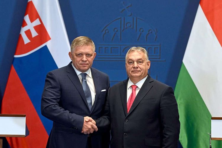 Der slowakische Premierminister Robert Fico (links) und sein ungarischer Amtskollege Viktor Orbán beim Handshake.