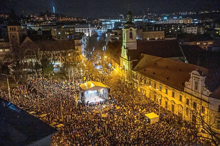 Mehr als 30.000 Menschen demonstrierten am Donnerstag im Zentrum der slowakischen Hauptstadt Bratislava.