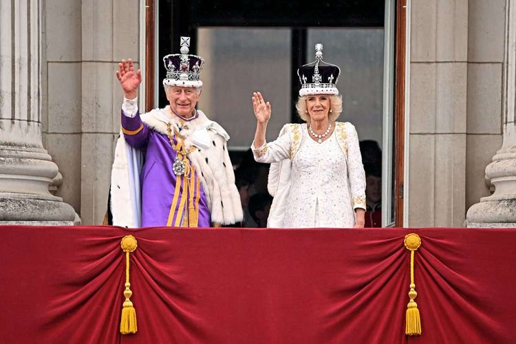 Charles und Camilla auf dem Balkon des Buckingham-Palasts.