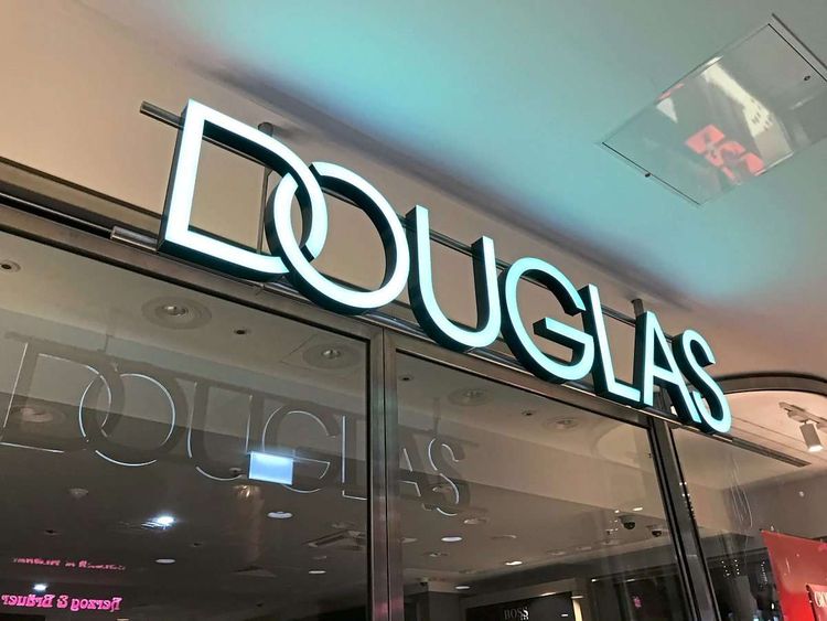 Logo der Parfümeriekette Douglas beim Eingang einer Filiale