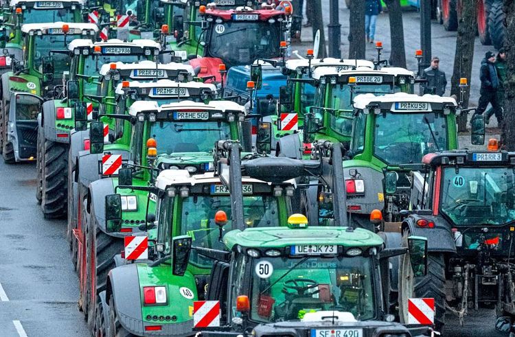 Bauernproteste in Deutschland: Zahlreiche Traktoren stehen am Morgen Mitte Jänner auf der Straße des 17. Juni zwischen dem S-Bahnhof Tiergarten und Ernst-Reuter-Platz in Berlin.
