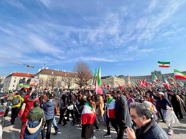Iran-Demo-in-Wien-Der-Diktator-ist-tot-und-wir-feiern-das-