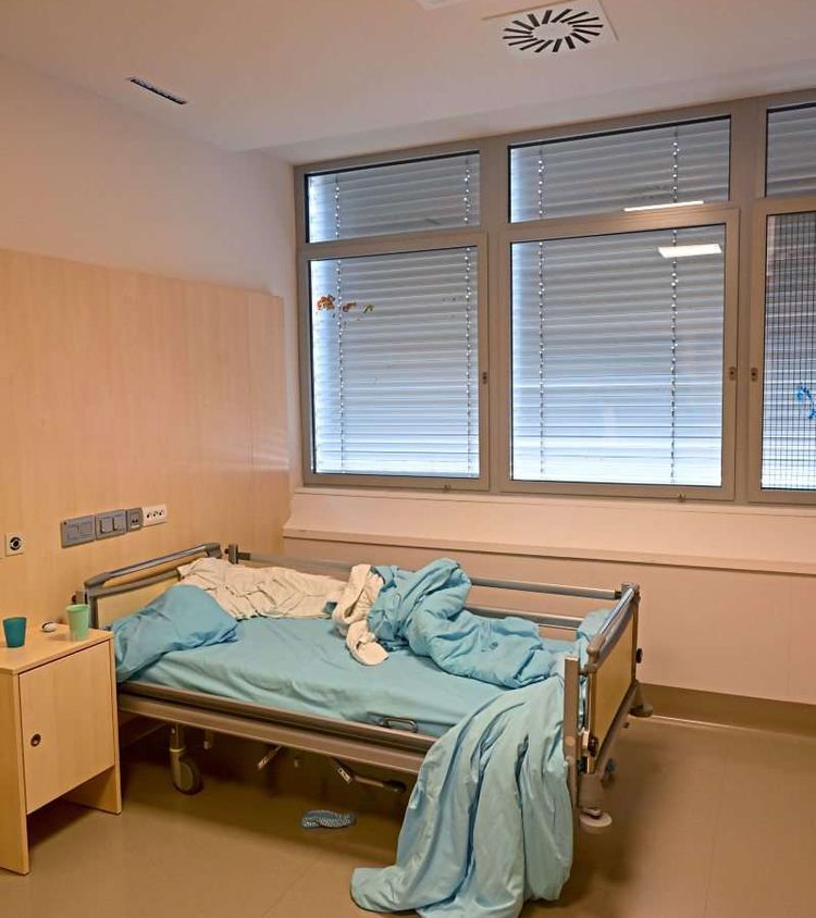 Krankenbett in geschlossener Abteilung